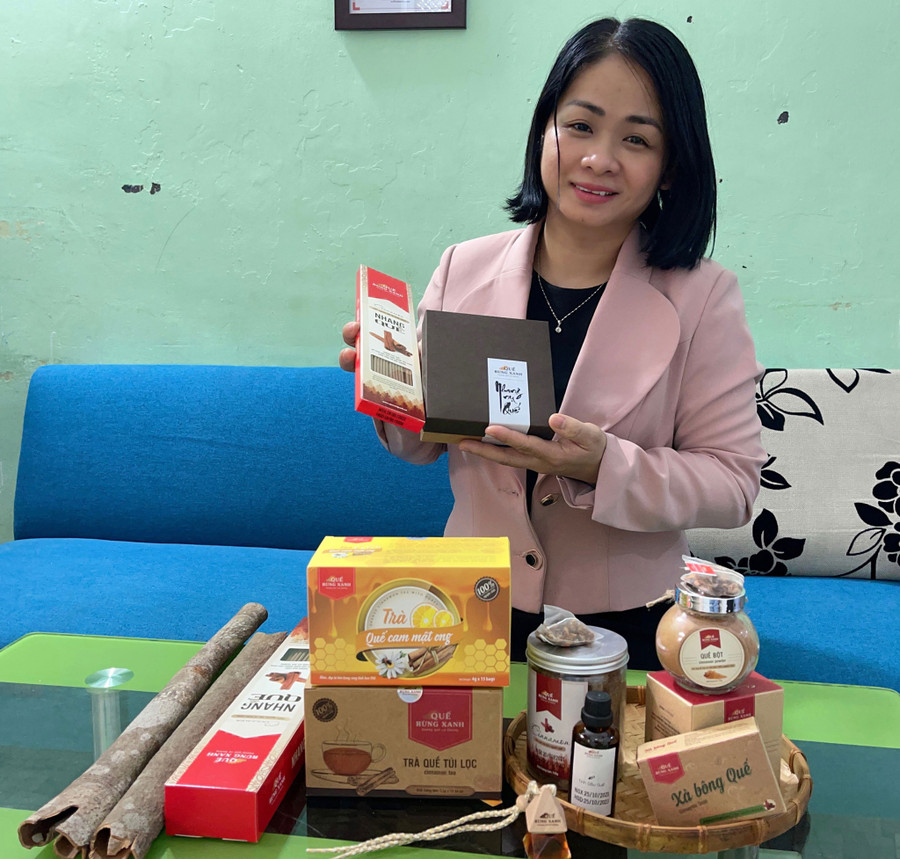 Chị Quỳnh và các sản phẩm từ quế của mình. Ảnh: Nữ Vương
