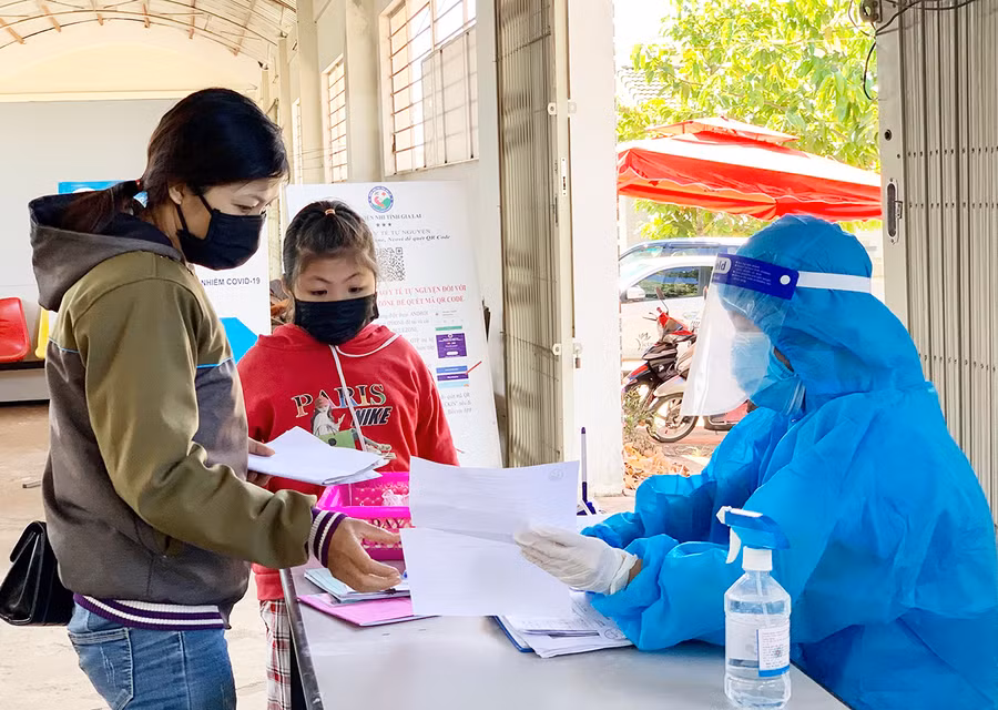  Người dân khai báo y tế tại Khu sàng lọc Covid-19 (Bệnh viện Nhi Gia Lai). Ảnh: Như Nguyện 