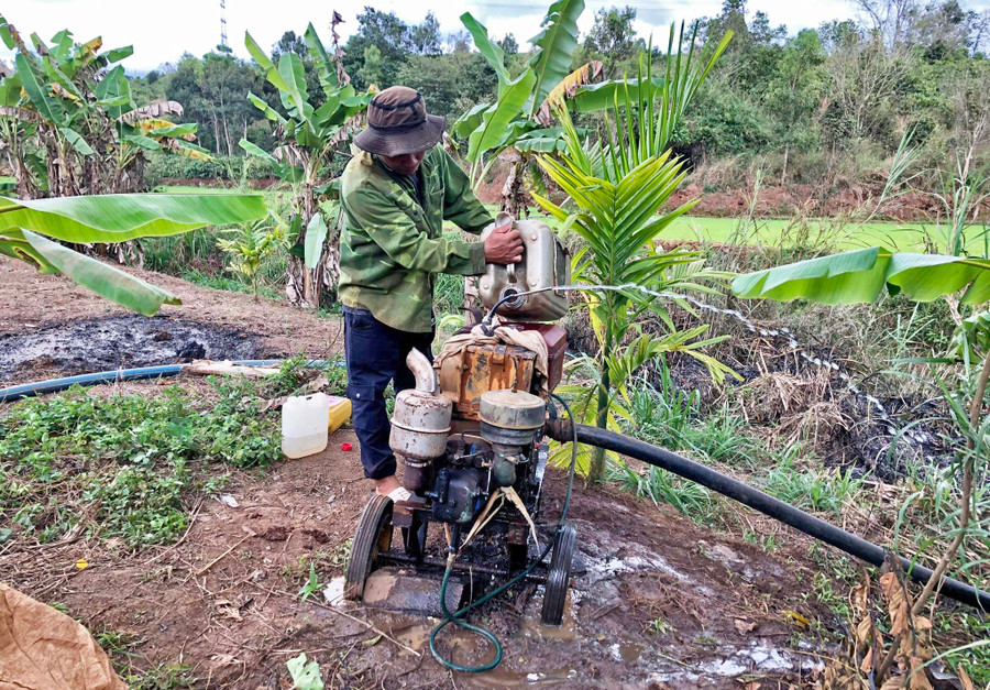 Anh Hoàng Quang Bình (thôn 3, xã Nghĩa Hòa, huyện Chư Păh) sử dụng máy nổ bơm nước tưới cà phê. Ảnh: Lê Hòa