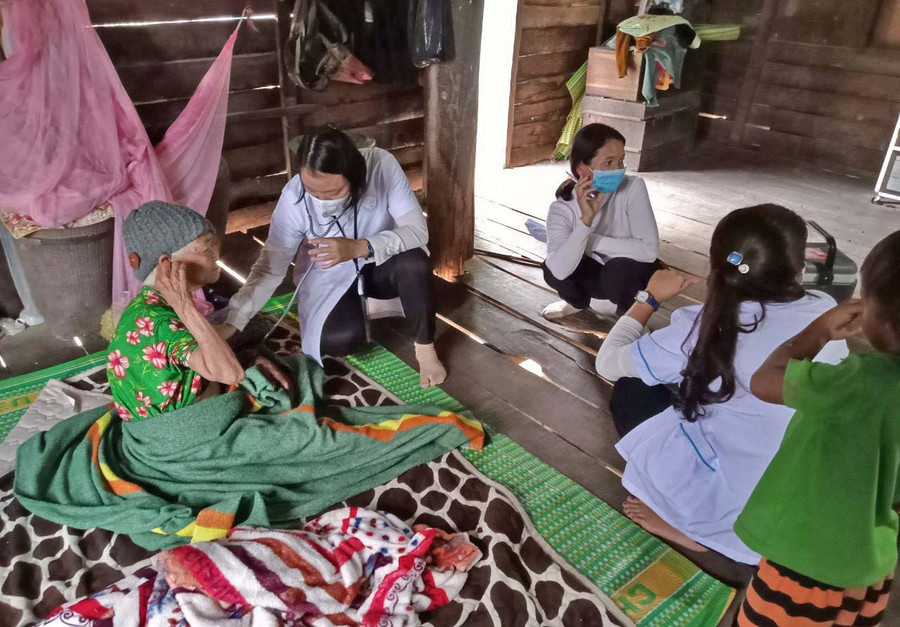 Bác sĩ Nông Thị Nhân thứ 2 từ trái qua) trực tiếp xuống các thôn, làng tiêm phòng vắc xin Covid-19 cho người dân. Ảnh: Vũ Chi