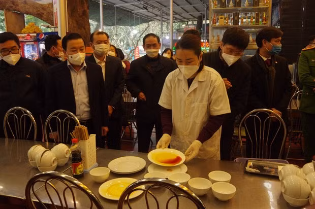 Các cửa hàng ăn uống chấp hành nghiêm quy định về phòng chống dịch bệnh và an toàn vệ sinh thực phẩm. Ảnh: PV/Vietnam+