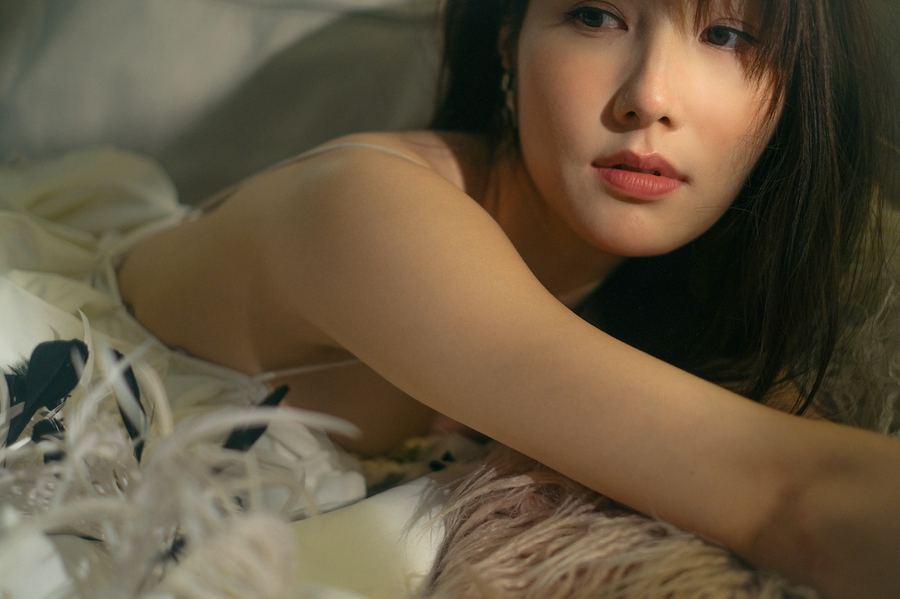 Bên cạnh sự nghiệp, Diễm My hạnh phúc khi khá viên mãn trong chuyện tình cảm. Cô cùng bạn trai Vinh Nguyễn đã gắn bó hơn 5 năm, trải qua nhiều sóng gió cùng nhau. Bạn trai cô tốt nghiệp Thạc sĩ Quản trị kinh doanh tại Đại học Swinburne (Úc), hiện đang cùng gia đình điều hành một công ty xây dựng, một nhà máy cấp nước cùng dự án năng lượng điện mặt trời… Cả hai từng có giai đoạn yêu xa, hợp rồi tan do bạn trai cô đi du học. Tuy nhiên, từ khi anh về nước, cuộc sống của hai người dần trở nên thắm thiết. Ảnh: Alex Fox