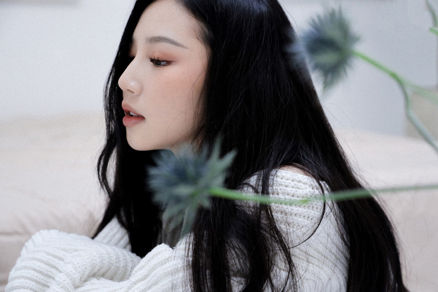 Mặc dù chỉ là đoạn clip gần 1 phút hé lộ một phần lời của bài hát nhưng các hình ảnh nên thơ, ngọt ngào của chủ nhân hit Anh nhà ở đâu thế lập tức 