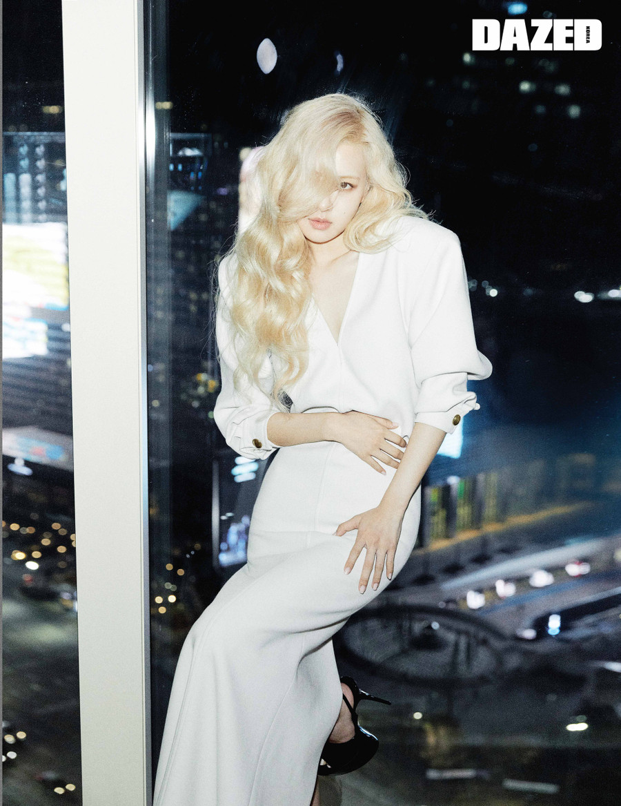 Chiếc váy dài cổ chữ V kết hợp cùng giày cao gót của Saint Laurent giúp giọng ca On the ground vừa thanh lịch, cổ điển vừa ngọt ngào, cuốn hút. Ảnh: DAZED KOREA Chiếc váy dài cổ chữ V kết hợp cùng giày cao gót của Saint Laurent giúp giọng ca On the ground vừa thanh lịch, cổ điển vừa ngọt ngào, cuốn hút. Ảnh: DAZED KOREA