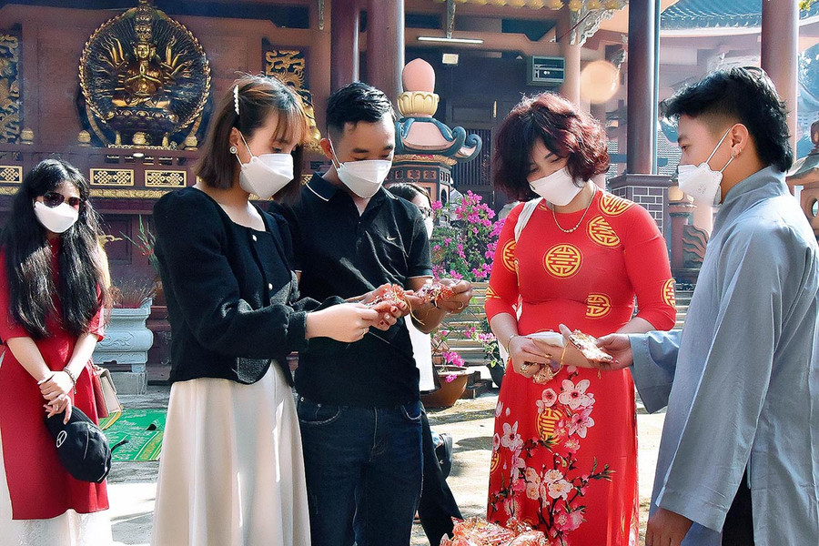 Và tranh thủ xin lộc, cầu bình an cho gia đình. Ảnh: Đức Thụy