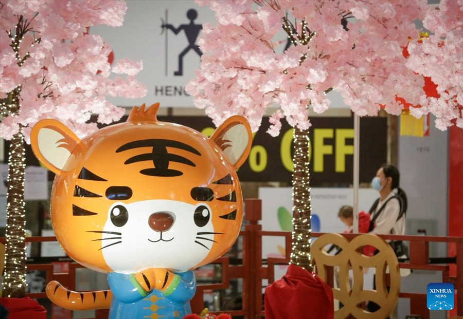 Mô hình con hổ được trưng bày tại một trung tâm mua sắm để chào đón Tết Nguyên đán 2022 ở Vancouver, British Columbia, Canada. Ảnh: Tân Hoa Xã