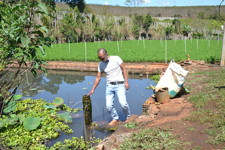  Anh Ngô Thanh Huy bên giếng cổ ở thôn 4, thị trấn Đak Đoa. Ảnh: Hoàng Cư