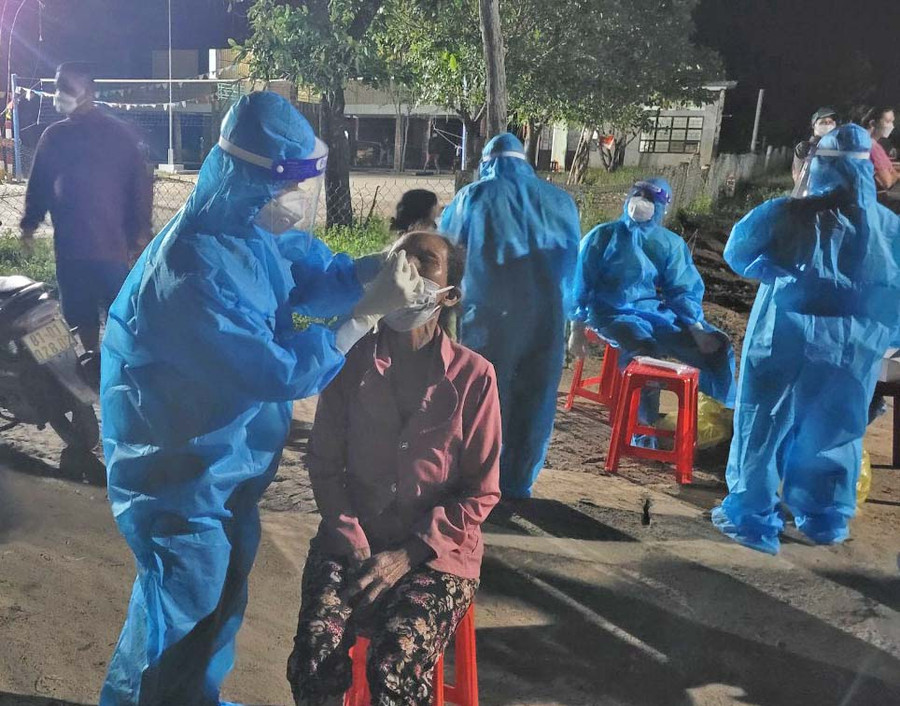 Nhân viên Trung tâm Y tế huyện Phú Thiện lấy mẫu xét nghiệm SARS-CoV-2 cho người dân. Ảnh: Vũ Chi