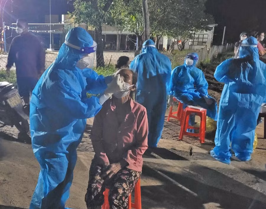 Nhân viên Trung tâm Y tế huyện Phú Thiện lấy mẫu xét nghiệm SARS-CoV-2 cho người dân. Ảnh: Vũ Chi