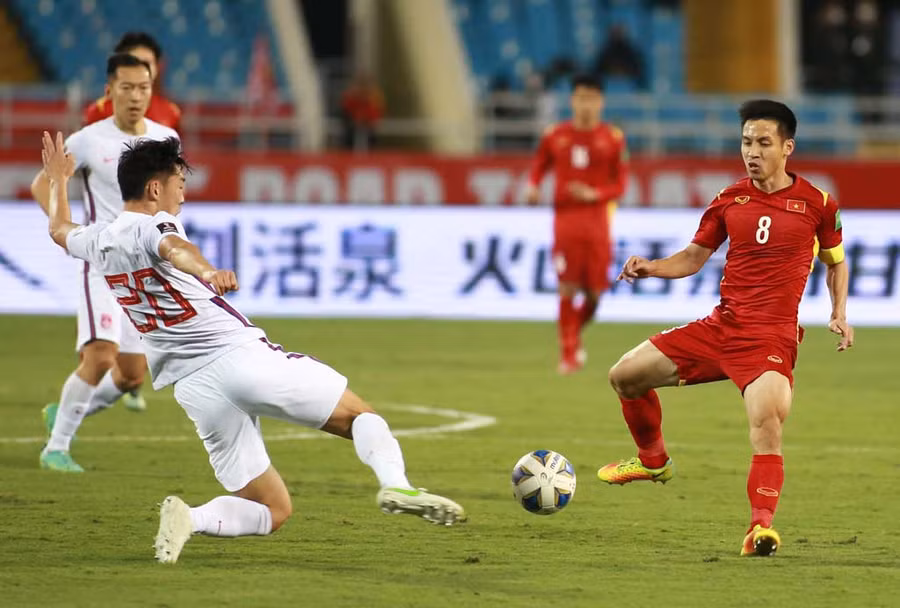 U.23+3 Việt Nam dự SEA Games 31 có thêm Đỗ Hùng Dũng (phải) sẽ tăng thêm sức mạnh giữa sân. Ảnh: VFF