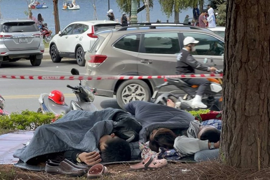 Vì cháy phòng nhà nghỉ nên nhiều người lựa chọn ngủ qua đêm dọc bờ hồ Xuân Hương. Ảnh CC