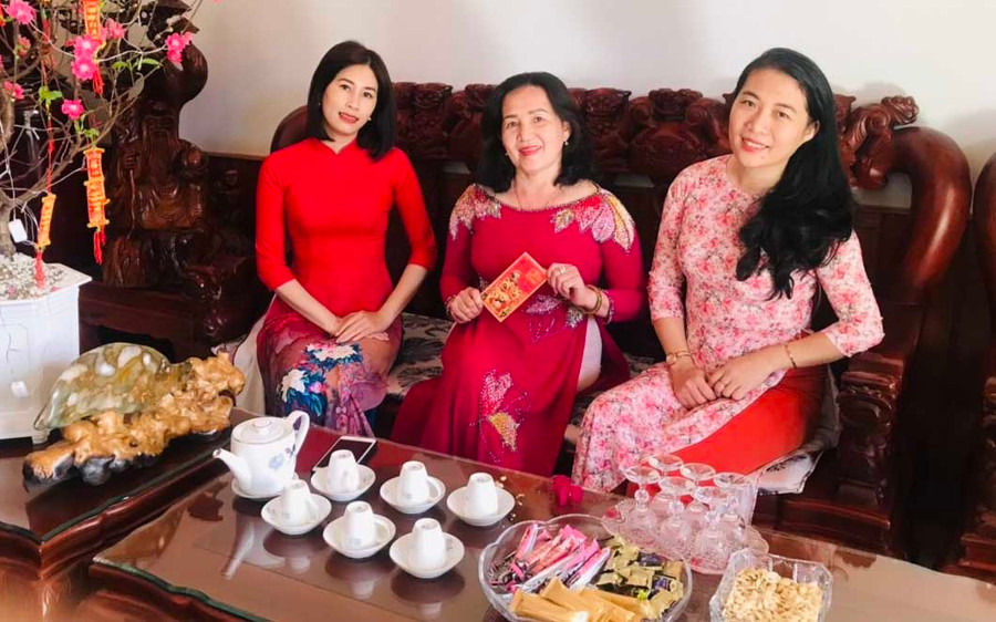 Chị Nguyễn Thị Diễm (bìa phải) và chị Nguyễn Lê Thanh Nga (bìa trái) đến thăm, chúc Tết cô giáo cũ (ảnh nhân vật cung cấp). Hai cô giáo Trường THCS Nguyễn Du chúc cô giáo, đồng nghiệp cũ năm mới mọi điều tốt lành.