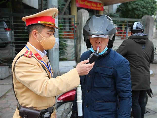 Lực lượng CSGT kiểm tra nồng độ cồn của người tham gia giao thông. (Ảnh: Phạm Kiên/TTXVN) Lực lượng CSGT kiểm tra nồng độ cồn của người tham gia giao thông. (Ảnh: Phạm Kiên/TTXVN)