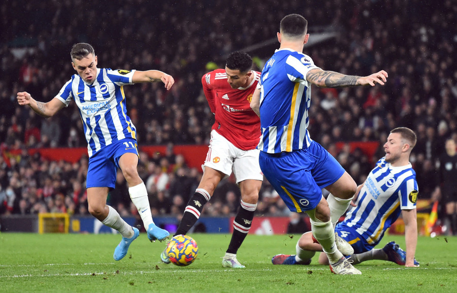 Cú sút ghi bàn của Ronaldo. Ảnh: Reuters