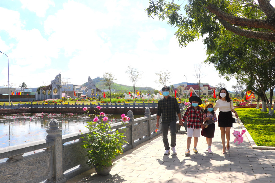 Ngày mùng 2 Tết nhiều gia đình chọn khu di tích lịch sử Tây Sơn Thượng đạo để du xuân. Ảnh: Ngọc Minh