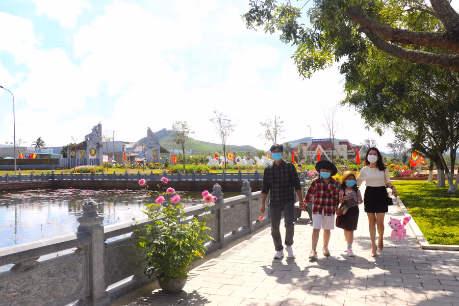 Ngày mùng 2 Tết nhiều gia đình chọn khu di tích lịch sử Tây Sơn Thượng đạo để du xuân. Ảnh: Ngọc Minh