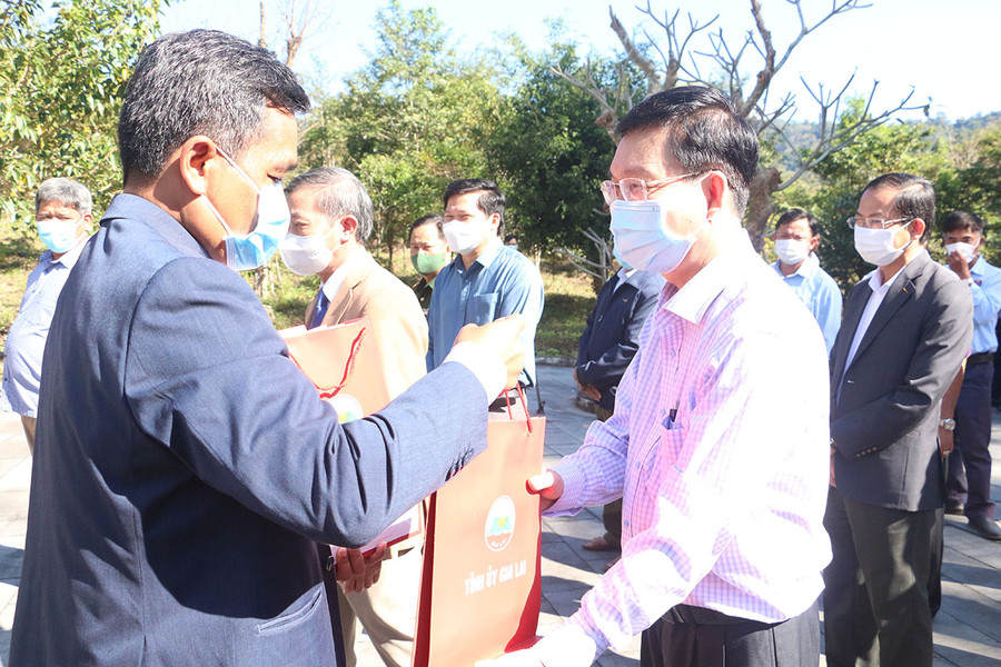 Bí thư Tỉnh ủy Hồ Văn Niên đã trao tặng các đại biểu về tham dự buổi lễ hồi ký “Căn cứ địa cách mạng Khu 10-Những ký ức không quên”. Ảnh: Quang Tấn