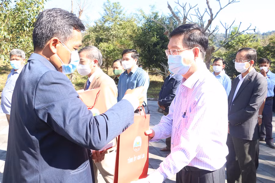 Bí thư Tỉnh ủy Hồ Văn Niên đã trao tặng các đại biểu về tham dự buổi lễ hồi ký “Căn cứ địa cách mạng Khu 10-Những ký ức không quên”. Ảnh: Quang Tấn