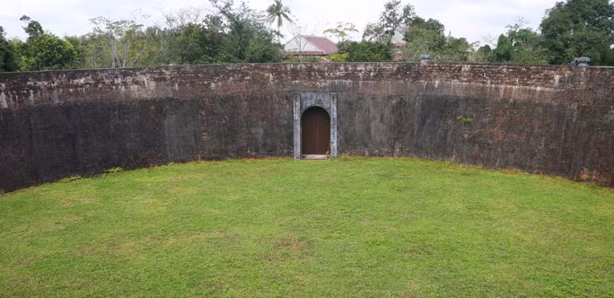 Cửa voi ra đấu trường.