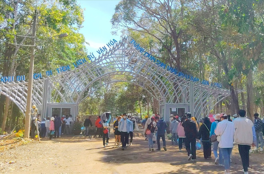 Dòng người đổ về Khu du lịch D'ray Sáp ngày một nhiều hơn. Ảnh: Võ Nhật Dòng người đổ về Khu du lịch D'ray Sáp ngày một nhiều hơn. Ảnh: Võ Nhật