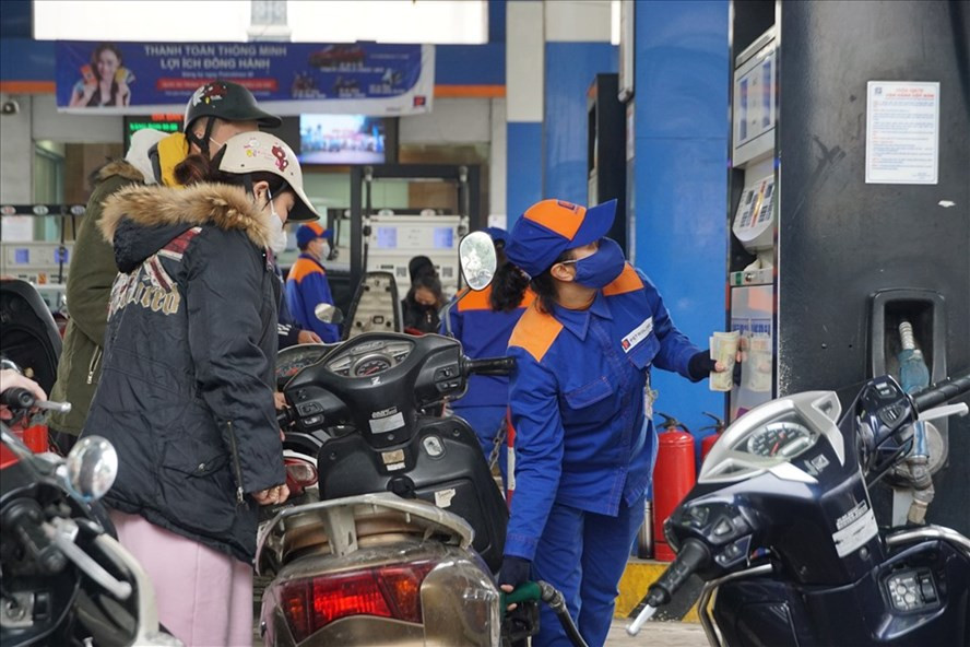 Xăng dầu tăng mạnh trong kỳ điều chỉnh chiều 11.2. Ảnh: Tùng Giang