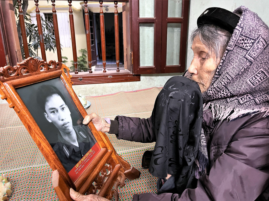 Cụ Trần Thị Lũm ngắm di ảnh con trai Trần Công Việt. Ảnh: Mai Thanh Hải