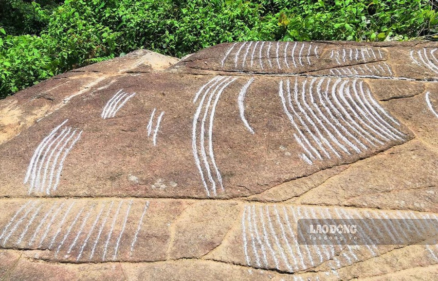 Rất nhiều phiến đá tại xã Lao Chải được chạm khắc công phu, tỉ mỉ với chủ đề chính về ruộng bậc thang. Rất nhiều phiến đá tại xã Lao Chải được chạm khắc công phu, tỉ mỉ với chủ đề chính về ruộng bậc thang.