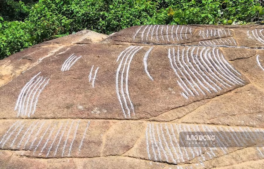 Rất nhiều phiến đá tại xã Lao Chải được chạm khắc công phu, tỉ mỉ với chủ đề chính về ruộng bậc thang.