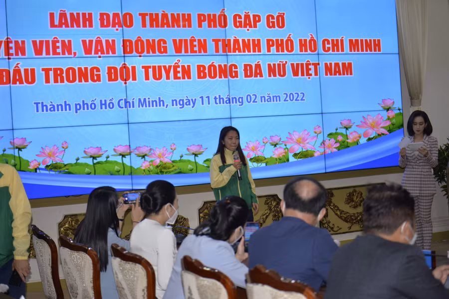 Đội trưởng Huỳnh Như tại cuộc gặp gỡ. Ảnh: H.Khánh