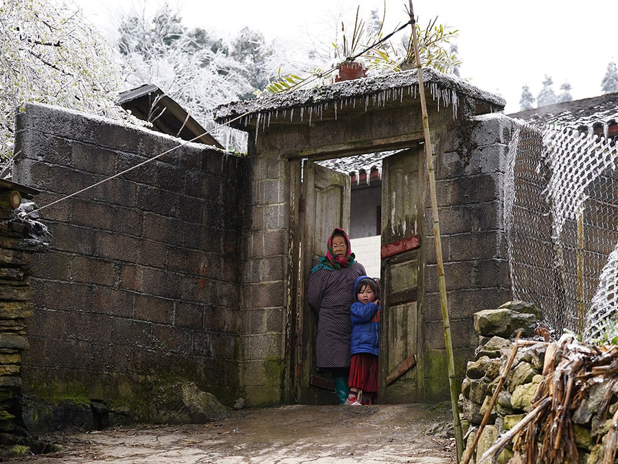 Băng giá gây lạnh sâu, người dân không dám ra khỏi cửa. Ảnh: Độc Lập