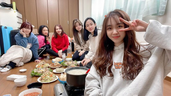 Bữa cơm với món ăn truyền thống của Việt Nam do nhóm bạn chị An Yên tại Nhật Bản chuẩn bị, đón tết xa nhà Bữa cơm với món ăn truyền thống của Việt Nam do nhóm bạn chị An Yên tại Nhật Bản chuẩn bị, đón tết xa nhà