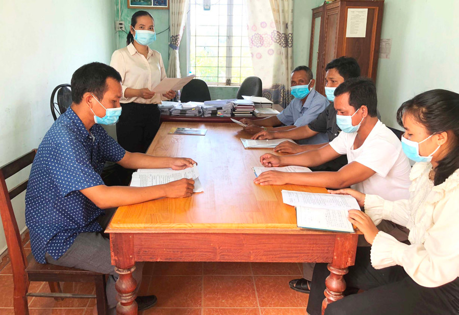 Bà Võ Thị Thúy Vân-Bí thư Đảng ủy xã Ia RMok (huyện Krông Pa) triển khai giải pháp giảm nghèo của xã cho Bí thư chi bộ, trưởng thôn của các buôn. Ảnh: Đinh Yến