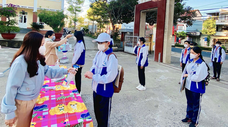 Các trường cần theo dõi, quản lý sức khỏe của học sinh để phòng ngừa, phát hiện sớm các trường hợp nghi ngờ mắc Covid-19 nhằm xử lý, ngăn chặn kịp thời. Ảnh: Mộc Trà
