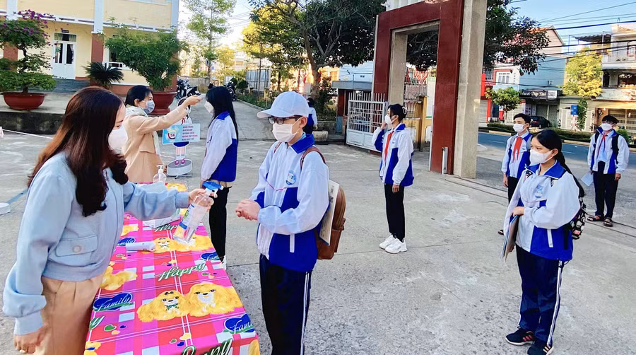 Các trường cần theo dõi, quản lý sức khỏe của học sinh để phòng ngừa, phát hiện sớm các trường hợp nghi ngờ mắc Covid-19 nhằm xử lý, ngăn chặn kịp thời. Ảnh: Mộc Trà