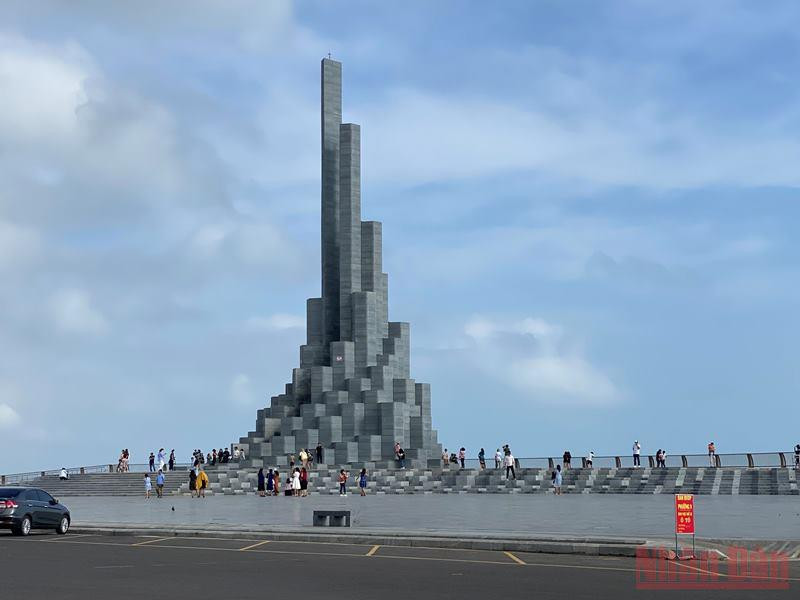  Tháp Nghinh Phong ven biển thành phố Tuy Hòa, Phú Yên vừa được xây dựng, hằng ngày có rất đông khách du lịch đến tham quan chụp ảnh lưu niệm.