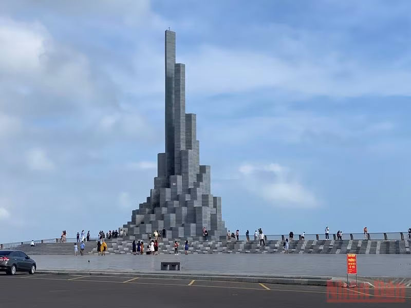  Tháp Nghinh Phong ven biển thành phố Tuy Hòa, Phú Yên vừa được xây dựng, hằng ngày có rất đông khách du lịch đến tham quan chụp ảnh lưu niệm.
