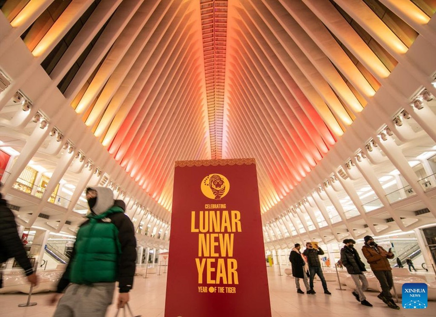 Bên trong tòa Oculus ở New York trưng bày tấm áp phích chào đón Tết Nhâm dần. Ảnh: Tân Hoa Xã