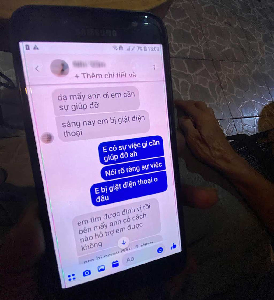 Điện thoại của ông Hoàng luôn đầy ắp tin nhắn cầu cứu của người bị hại. Ảnh: Lê Vân