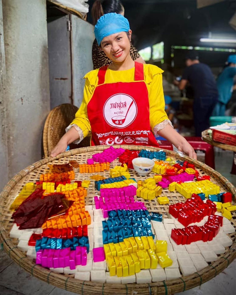 Diệu Huyền với sản phẩm bánh in ngũ sắc Huế Diệu Huyền với sản phẩm bánh in ngũ sắc Huế