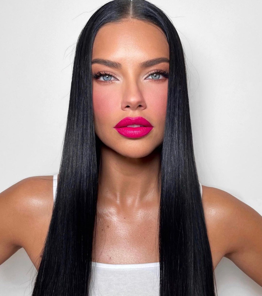  Màu hồng tươi sáng là một trong những gam màu thời trang nhất trong mùa xuân năm nay và có thể thấy trong bộ sưu tập của các nhà mốt Tom Ford, Marine Serre, David Koma và Molly Goddard.