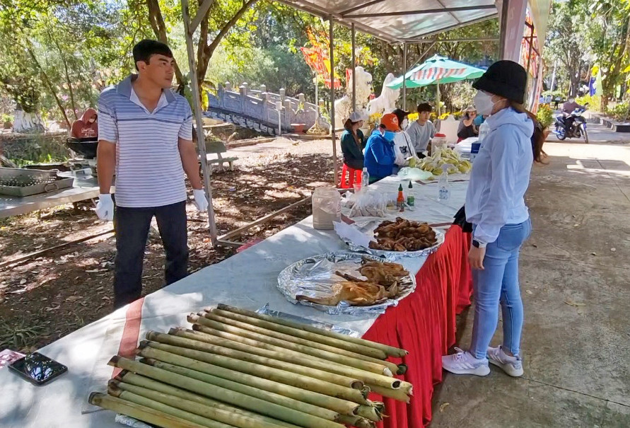 Đến công viên Đồng Xanh người dân còn được thưởng thức các món ăn đặc sản của người dân tộc bản địa như cơm lam gà nướng, rượu ghè. Ảnh: Hà Phương