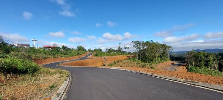 Dù chưa được phê duyệt dự án, H.Kon Plông vẫn tìm nhà thầu xây dựng nhiều tuyến đường xuyên rừng. Ảnh: Đức Nhật