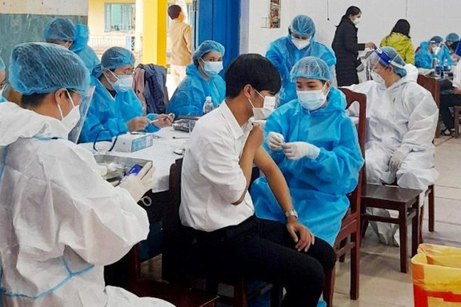Tiêm vaccine cho học sinh ở Thừa Thiên Huế. Tỷ lệ học sinh đi học trực tiếp toàn tỉnh đạt 70,7%. Ảnh: CTV. Tiêm vaccine cho học sinh ở Thừa Thiên Huế. Tỷ lệ học sinh đi học trực tiếp toàn tỉnh đạt 70,7%. Ảnh: CTV.