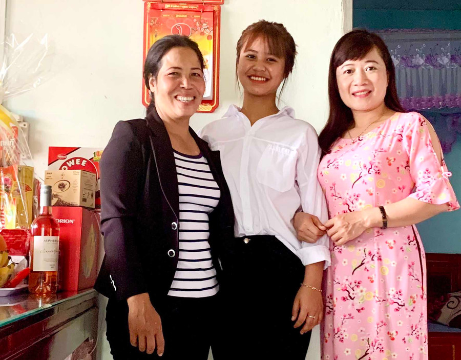 Niềm vui nhân đôi với cô giáo Nguyễn Thị Hiền (bìa phải) trong ngày mùng 3 Tết khi đón 2 mẹ con học sinh cũ đến thăm, chúc Tết. (ảnh nhân vật cung cấp). Niềm vui nhân đôi với cô giáo Nguyễn Thị Hiền trong ngày mùng 3 Tết khi 2 mẹ con học sinh Nguyễn Thị H'My đến thăm, chúc Tết.