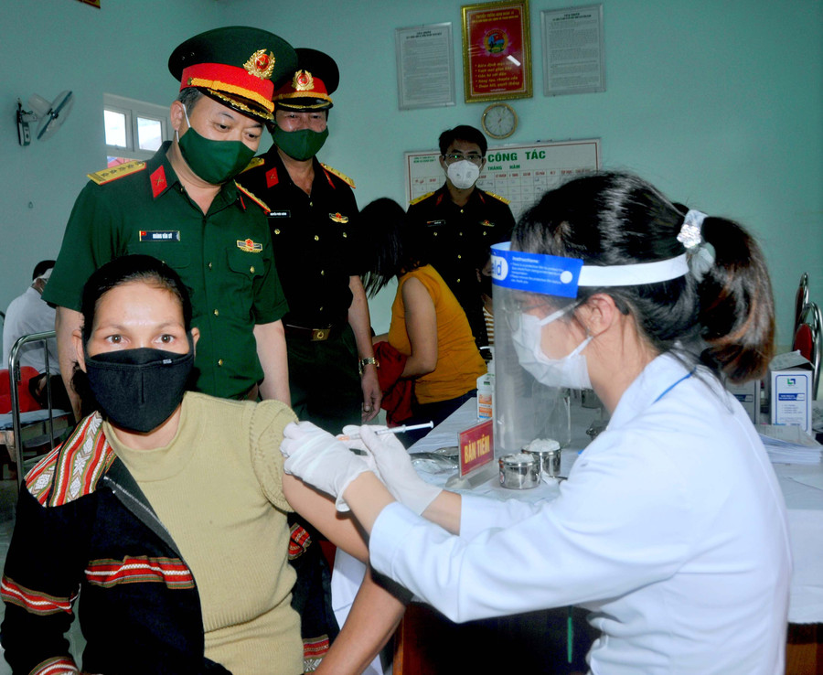 Đại tá Hoàng Văn Sỹ-Tư lệnh Binh đoàn 15 thăm hỏi, động viên người lao động tiêm vắc xin phòng Covid-19. Ảnh: Vĩnh Hoàng