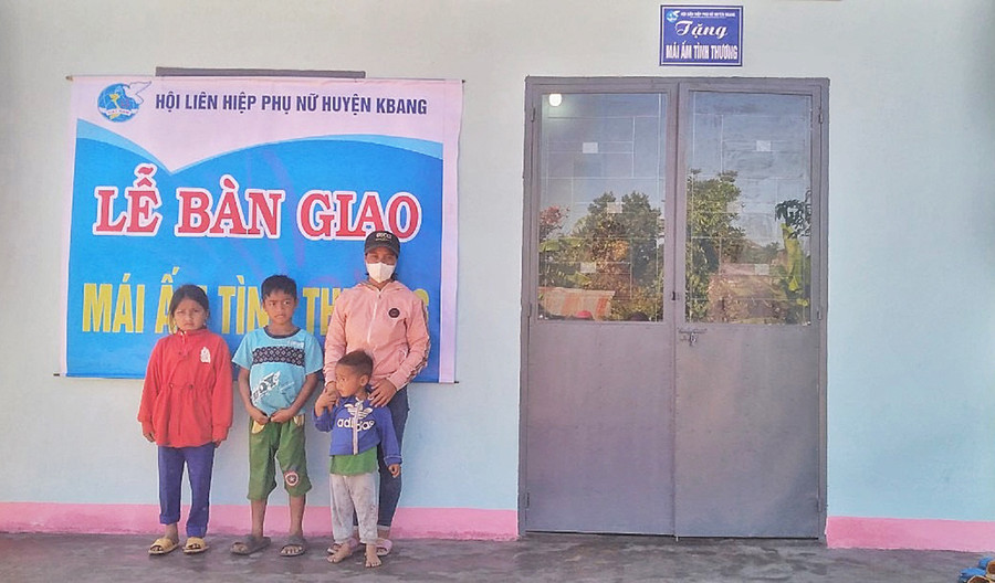 Mẹ con chị Đinh Thị Moy (làng Lợt, xã Nghĩa An, huyện Kbang) bên căn nhà mới. Ảnh: Minh Châu Niềm vui trong căn nhà mới của mẹ conn chị Đinh Thị Moy (làng Lợt, xã Nghĩa An, huyện Kbang). Ảnh: Minh Châu