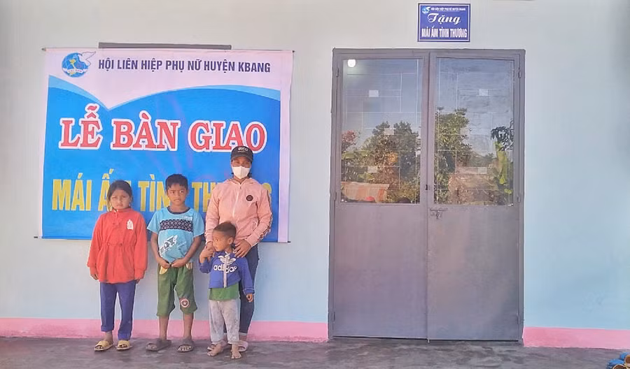 Niềm vui trong căn nhà mới của mẹ conn chị Đinh Thị Moy (làng Lợt, xã Nghĩa An, huyện Kbang). Ảnh: Minh Châu