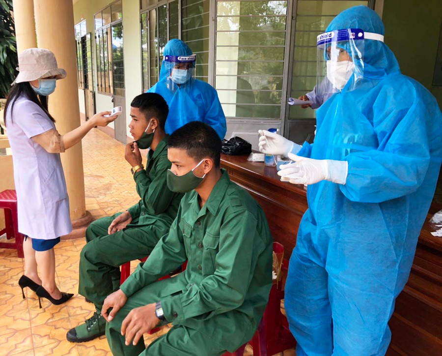Lực lượng Y tế huyện Chư Păh lấy mẫu xét nghiệm Covid-19 cho công dân nhập ngũ. Ảnh: Vĩnh Hoàng