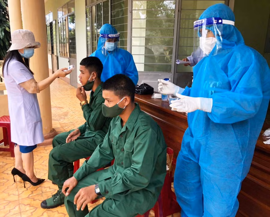 Lực lượng Y tế huyện Chư Păh lấy mẫu xét nghiệm Covid-19 cho công dân nhập ngũ. Ảnh: Vĩnh Hoàng