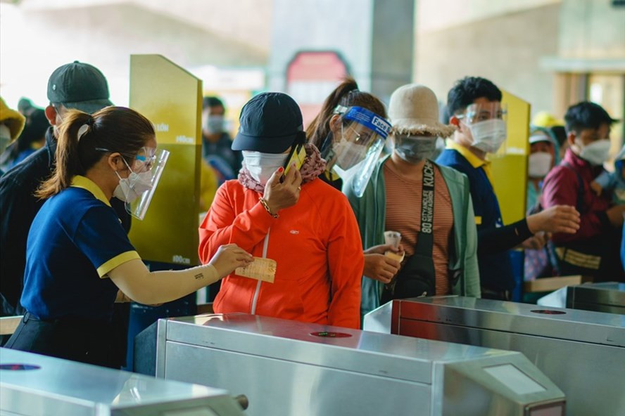 Du khách xếp hàng chờ được đi cáp treo tại núi Bà trong những ngày Tết. Ảnh: H.C